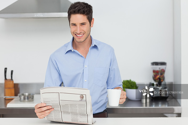 一个拿着咖啡看报纸的男人图片素材