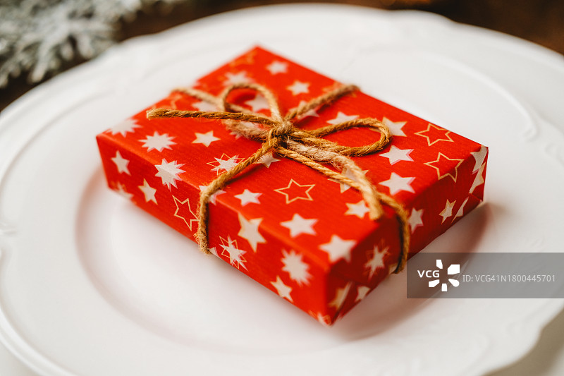 礼品盒用红纸装在盘子上。图片素材
