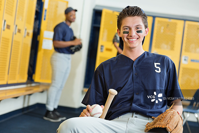 高中更衣室里的少年棒球运动员图片素材