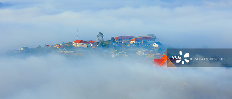 雾气山谷里的精灵村图片素材