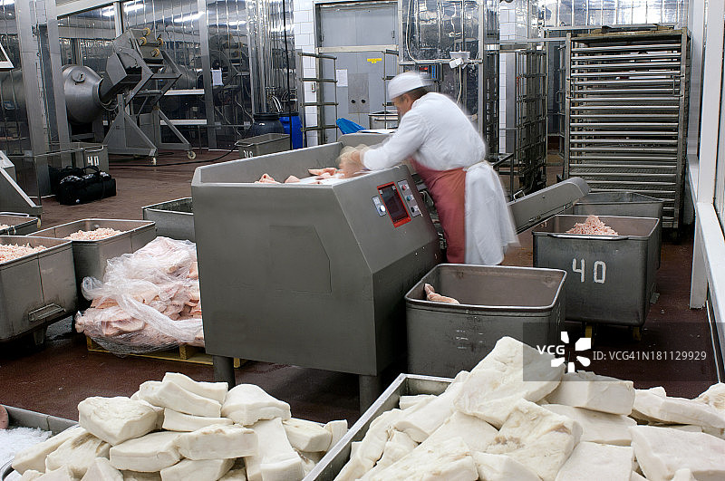 食品加工厂的绞肉机生产设备。图片素材