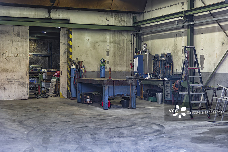 内部或工业车间与工作台，各种工具和更多图片素材