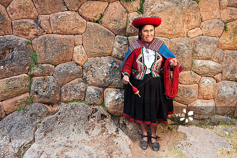 在圣谷，钦切罗纺羊毛的秘鲁女人图片素材