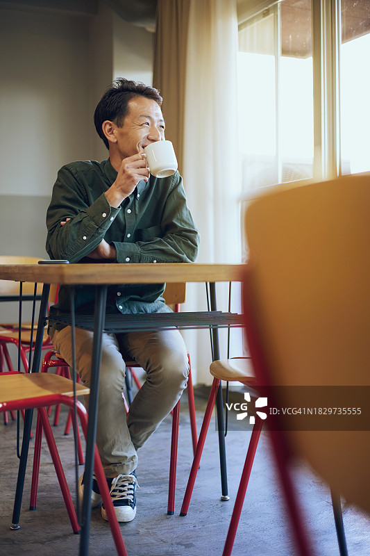一个日本人在咖啡馆喝咖啡图片素材