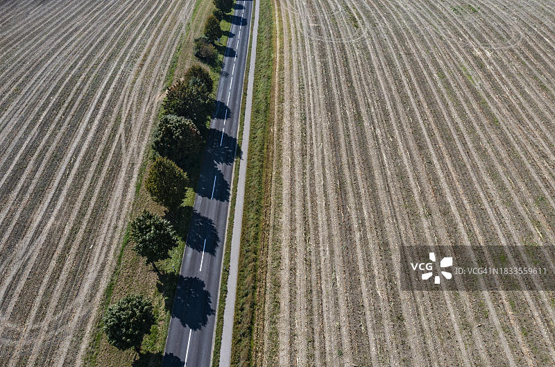无人机拍摄的收割地里绿树成荫的道路，奥地利上奥地利Innviertel的Dorf和不同的Pram图片素材