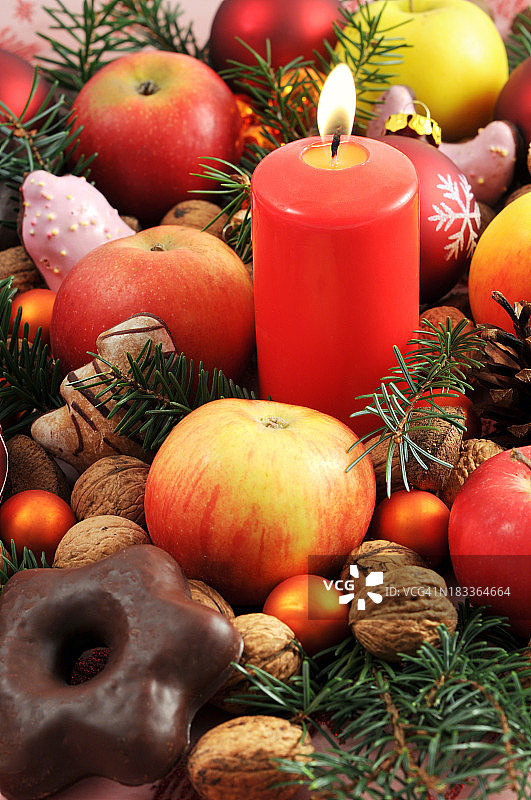圣诞装饰用蜡烛，苹果，坚果，饼干图片素材