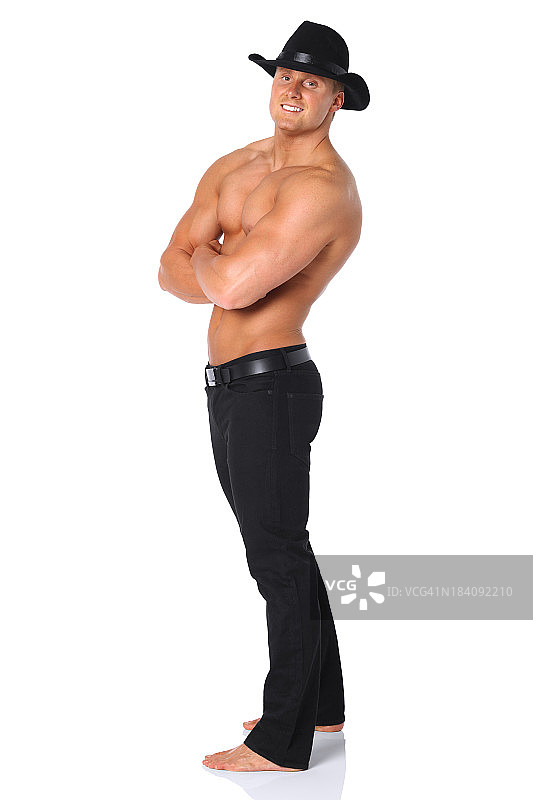 肌肉发达的男人双臂交叉站着图片素材