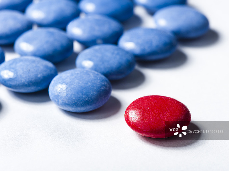 单一的红色糖果和彩色的蓝色巧克力图片素材