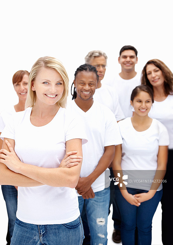 白人妇女站在多元群体面前图片素材
