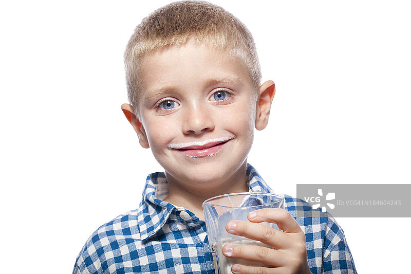 一个带着牛奶微笑的孩子的肖像图片素材