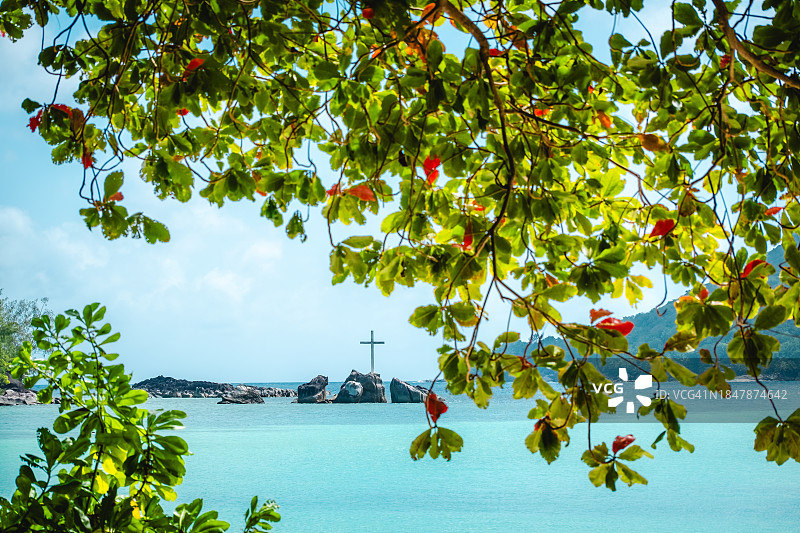 有棕榈树的热带海滩，以及马埃塞舌尔的蓝色海洋。劳内港泳滩图片素材