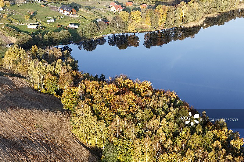 一张湖泊的航拍照片。秋天图片素材