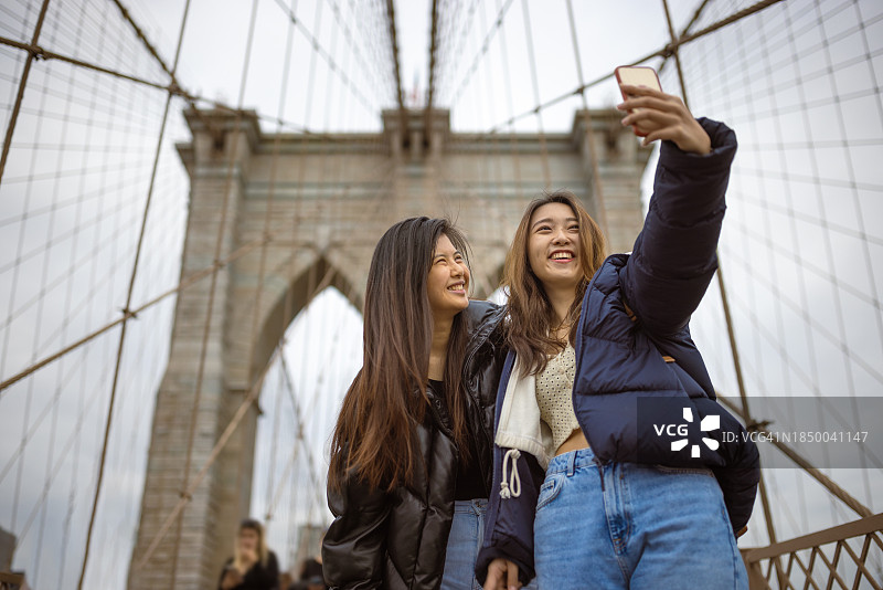 亚洲女友探索布鲁克林大桥图片素材