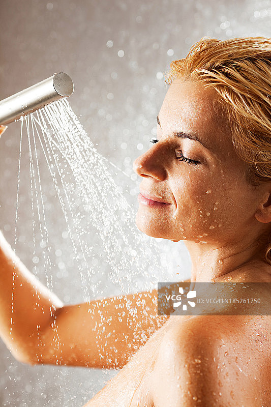 迷人的金发美女正在洗澡。图片素材