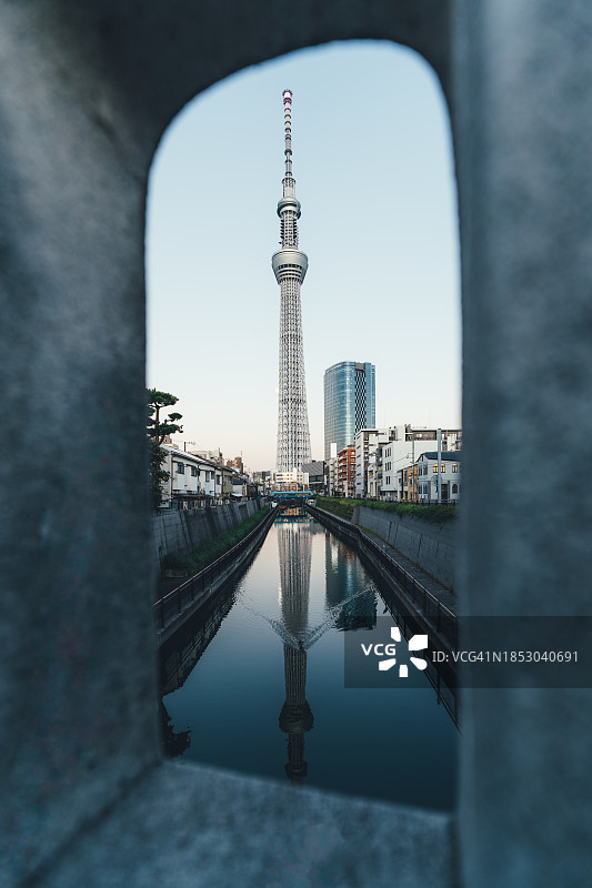 东京晴空树穿过竹根桥，东京，日本图片素材