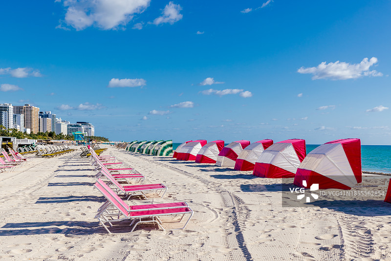 美国佛罗里达州迈阿密海滩的粉色躺椅和海滩帐篷图片素材