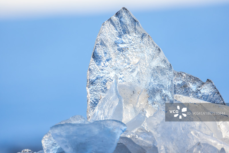 透明的冰碎片在一个阳光明媚的冬日，特写照片图片素材