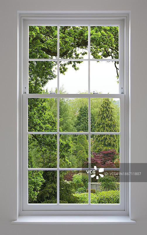 格鲁吉亚风格的窗户，可以看到花园景色图片素材