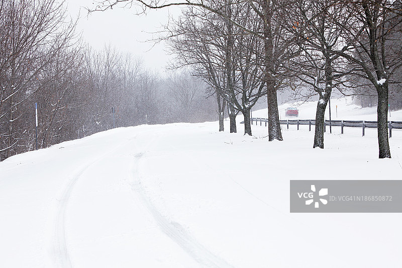 冬季暴风雪期间的乡村休息站图片素材