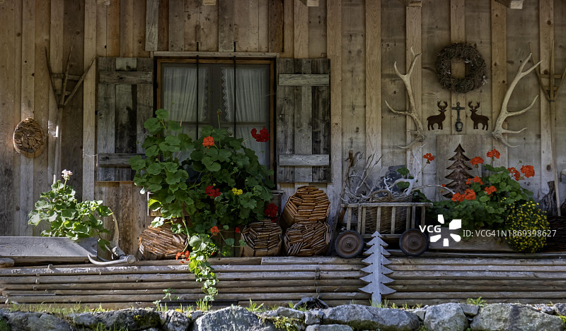 装饰各异的木屋，Garmisch-Partenkirchen，德国巴伐利亚，欧洲图片素材
