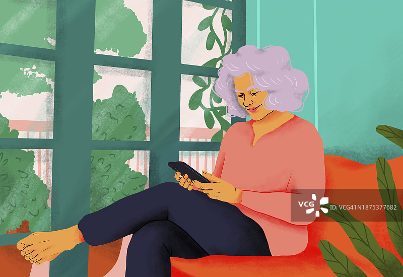 快乐、安详的老年女性坐在家里的沙发上使用智能手机图片素材