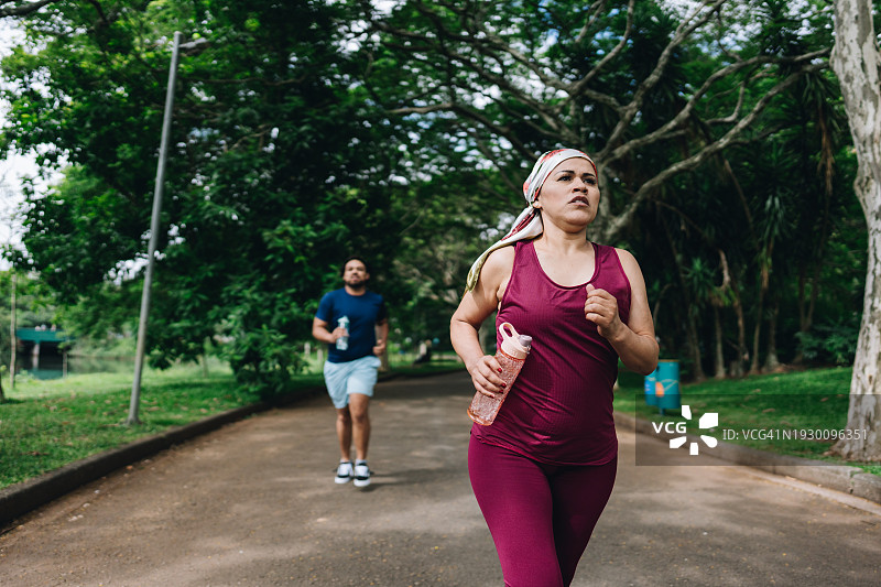 一个与癌症抗争的成熟女人在公园慢跑图片素材