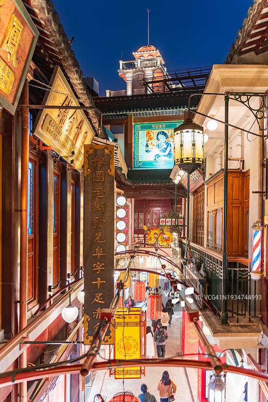 一条具有上海豫园古建筑风格的街道图片素材
