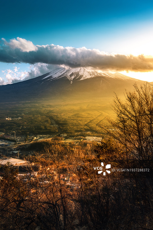 富士山与树和阳光在天王山上图片素材