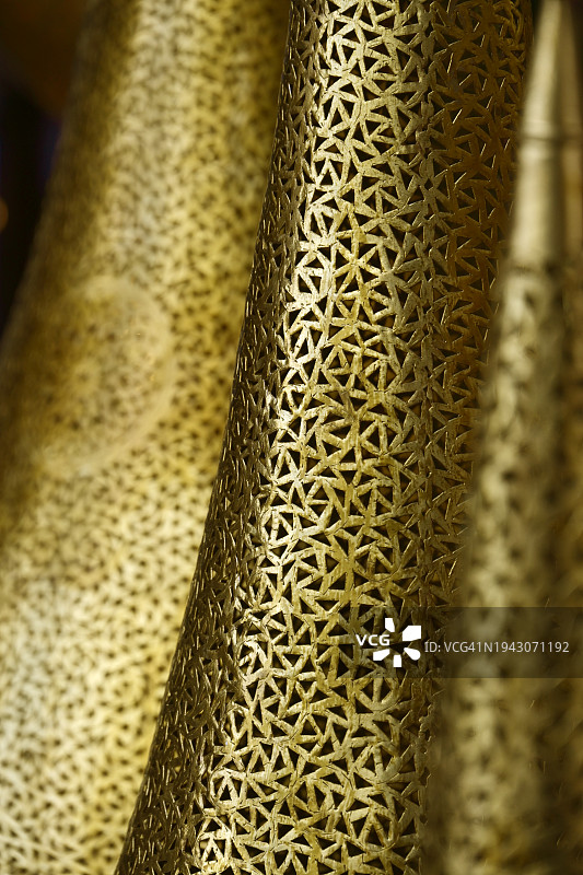 摩洛哥黄铜制品，灯具的细节。图片素材