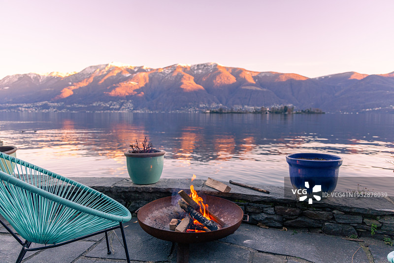 湖边燃烧的火坑，瑞士马焦雷湖的壮丽景色图片素材