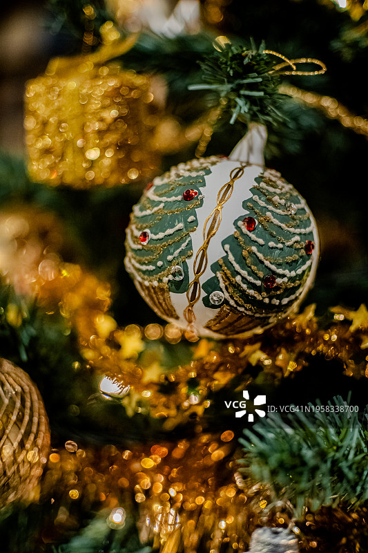 挂在树上的圣诞装饰特写，罗马，意大利图片素材
