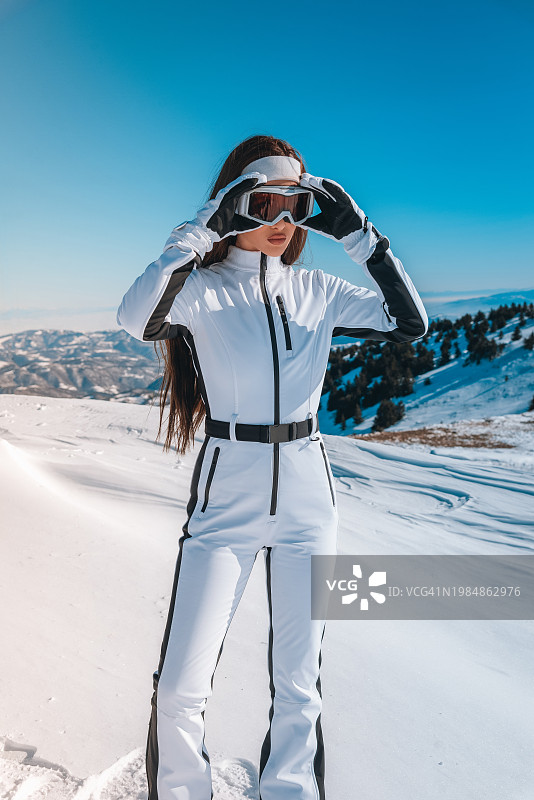 美丽的女人滑雪和滑雪服在山上。库存图片图片素材
