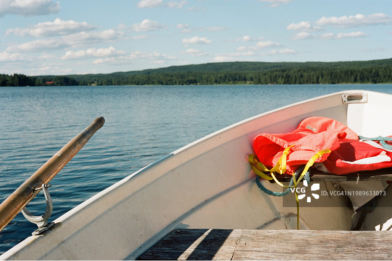 湖上划艇上的救生衣图片素材