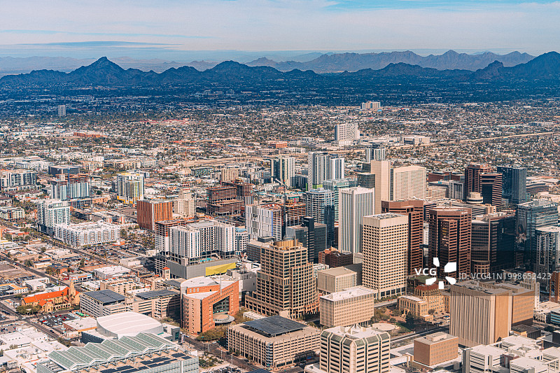 高角度凤凰城市中心，亚利桑那州和皮斯特瓦峰山脉在一个阳光明媚的冬日图片素材