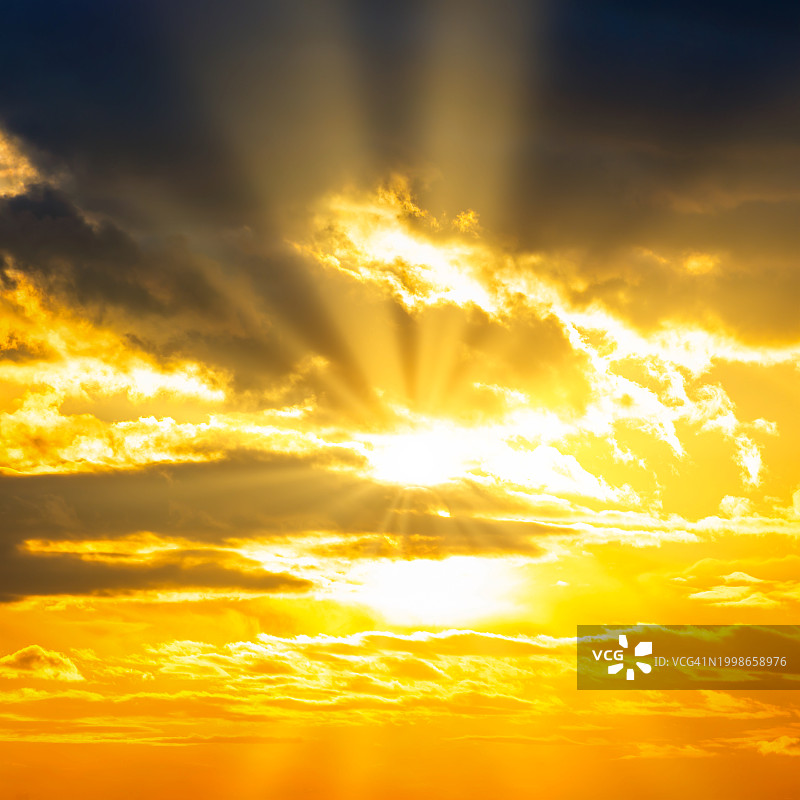 日落时透过云层的阳光的低角度视角图片素材