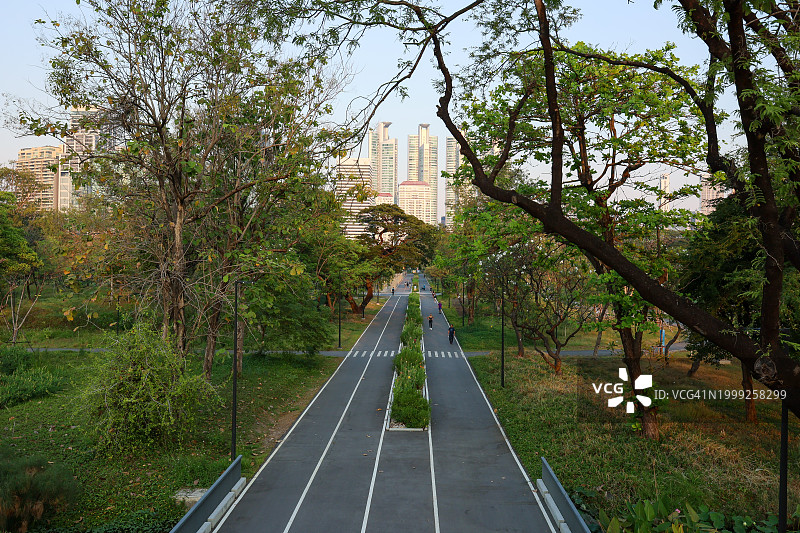 泰国曼谷Benjakitti公园的森林慢跑路图片素材
