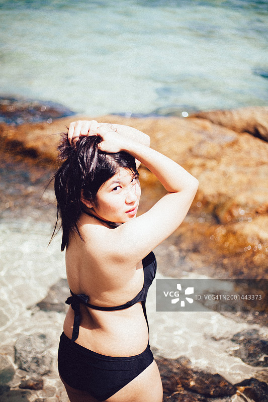 在海上度假的泰国女人图片素材
