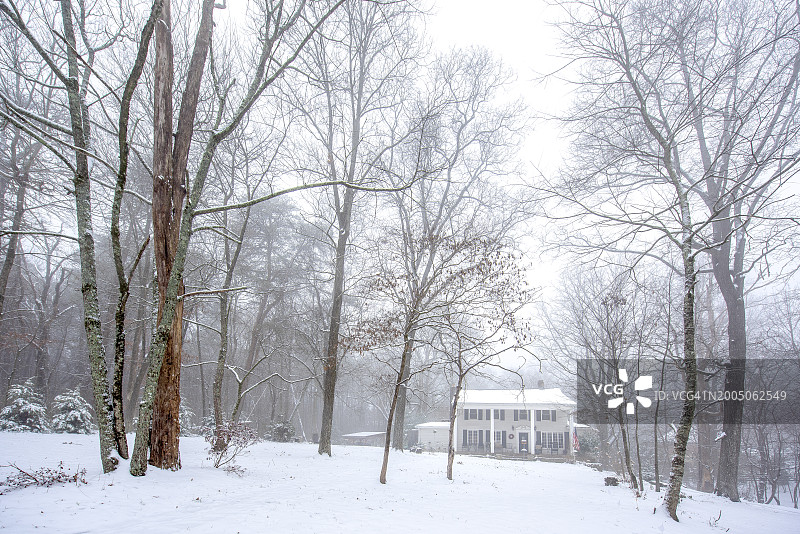 雪中的复古之家图片素材