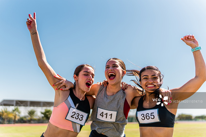 女运动员在跑道上赛后庆祝图片素材