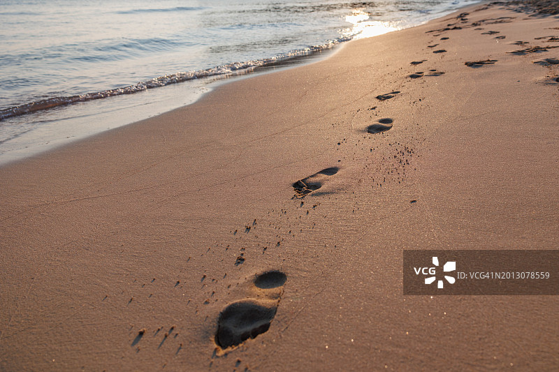 沙滩上沙滩上的脚印图片素材