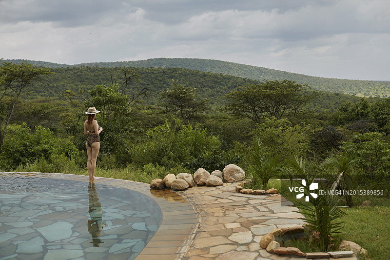 游猎的游客从游泳池向外眺望非洲马拉的风景图片素材