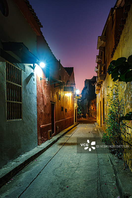日落在哥伦比亚卡塔赫纳的Getsemani街道上。图片素材