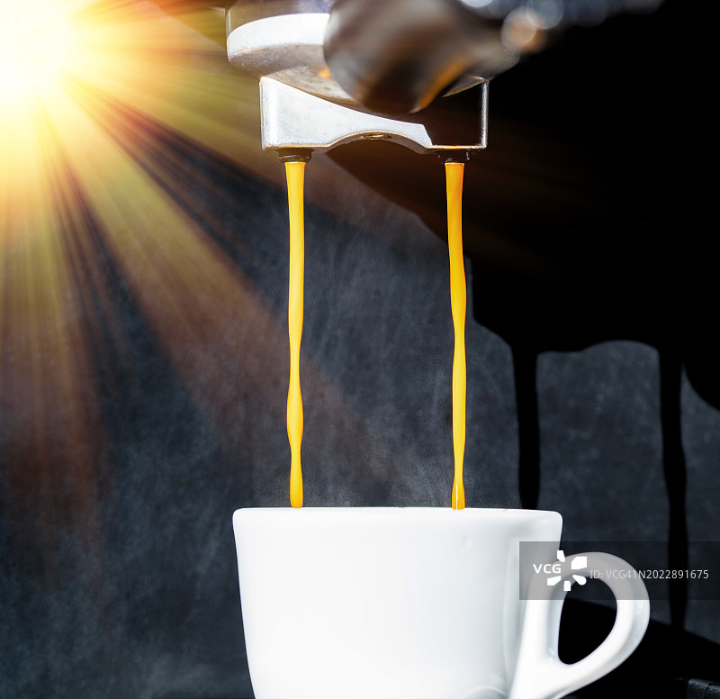 咖啡机，一杯温暖的奶油咖啡，在阳光的照耀下。图片素材