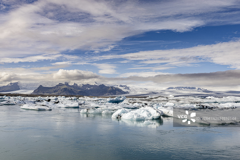 冰山漂浮在冰岛的Jokulsalon冰川泻湖图片素材