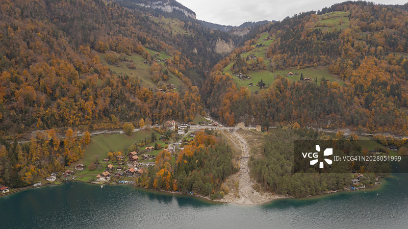 无人机鸟瞰图瑞士日内瓦湖瑞士和法国阿尔卑斯山，沃韦和城市风景景观瑞士图片素材