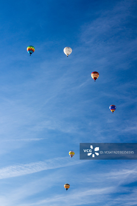 低角度的热气球在蓝天上飞行图片素材