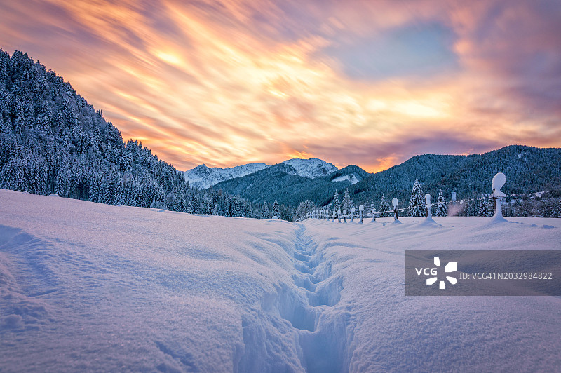 日落时，白雪覆盖的山脉映衬着天空的美景图片素材
