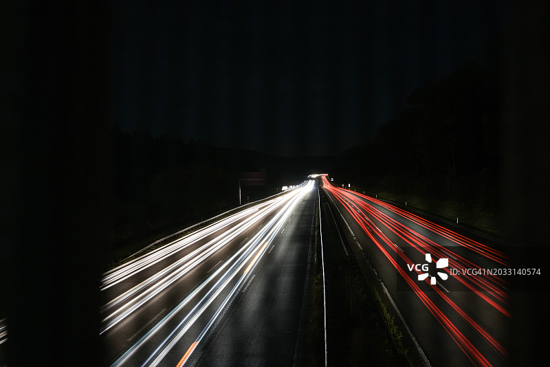 夜间高速公路上的光径的高角度视图图片素材