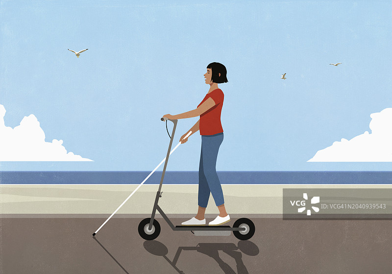 拄着拐杖的盲人妇女骑着电动滑板车在阳光明媚的夏日海边的木板路上图片素材