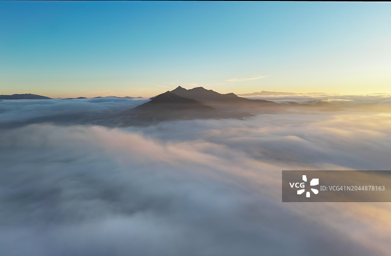 鸟瞰早晨山上的雾图片素材